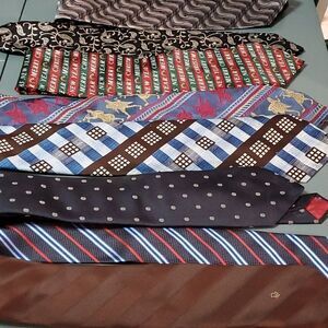 This is a lot of 8 men's ties 👔 vintage.
